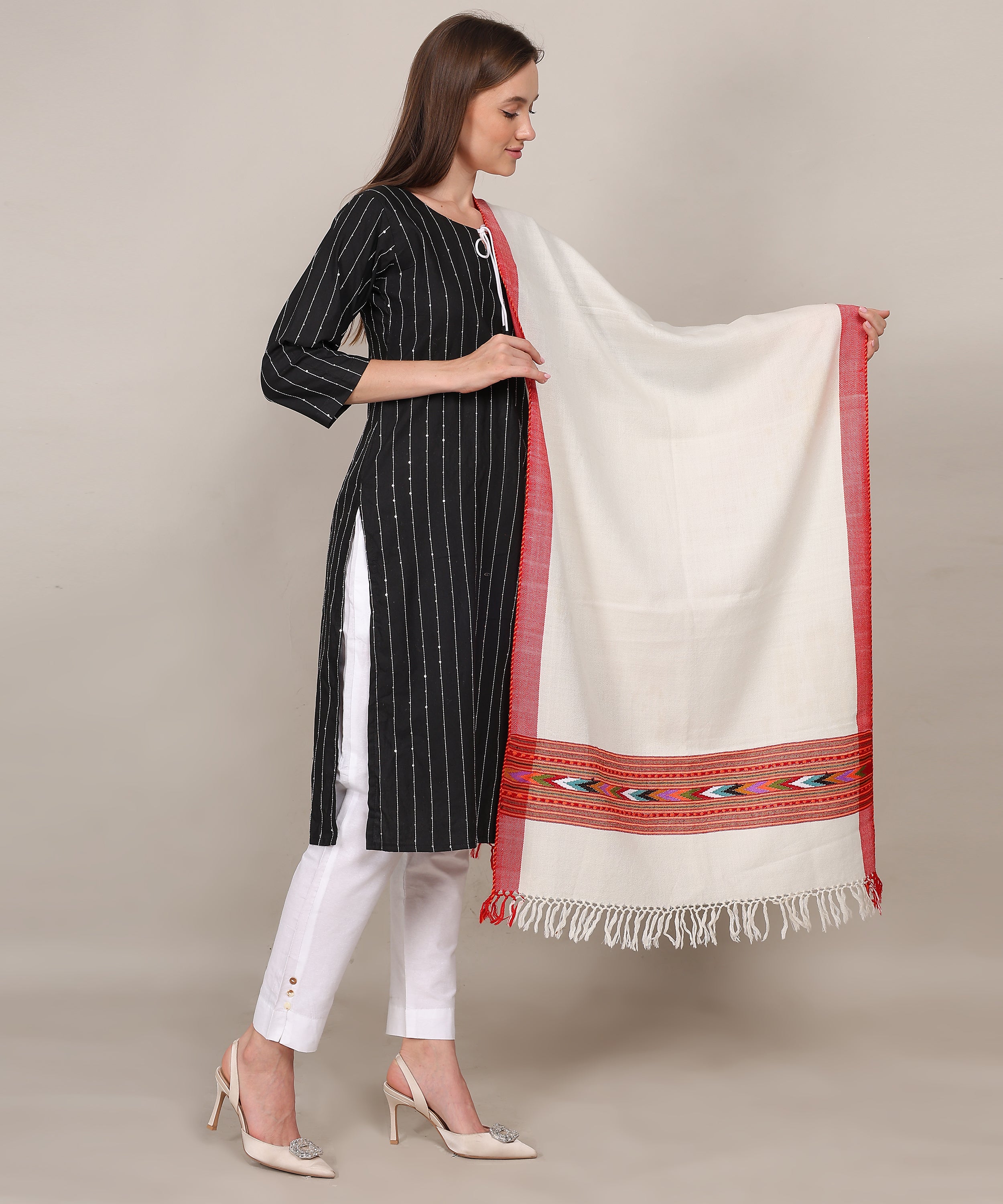 Traditional Kullu Handloom 1 Patti White Stole – Embroidered Patti Pure Woollen Wrap with Elegant Kullu Weaving Design