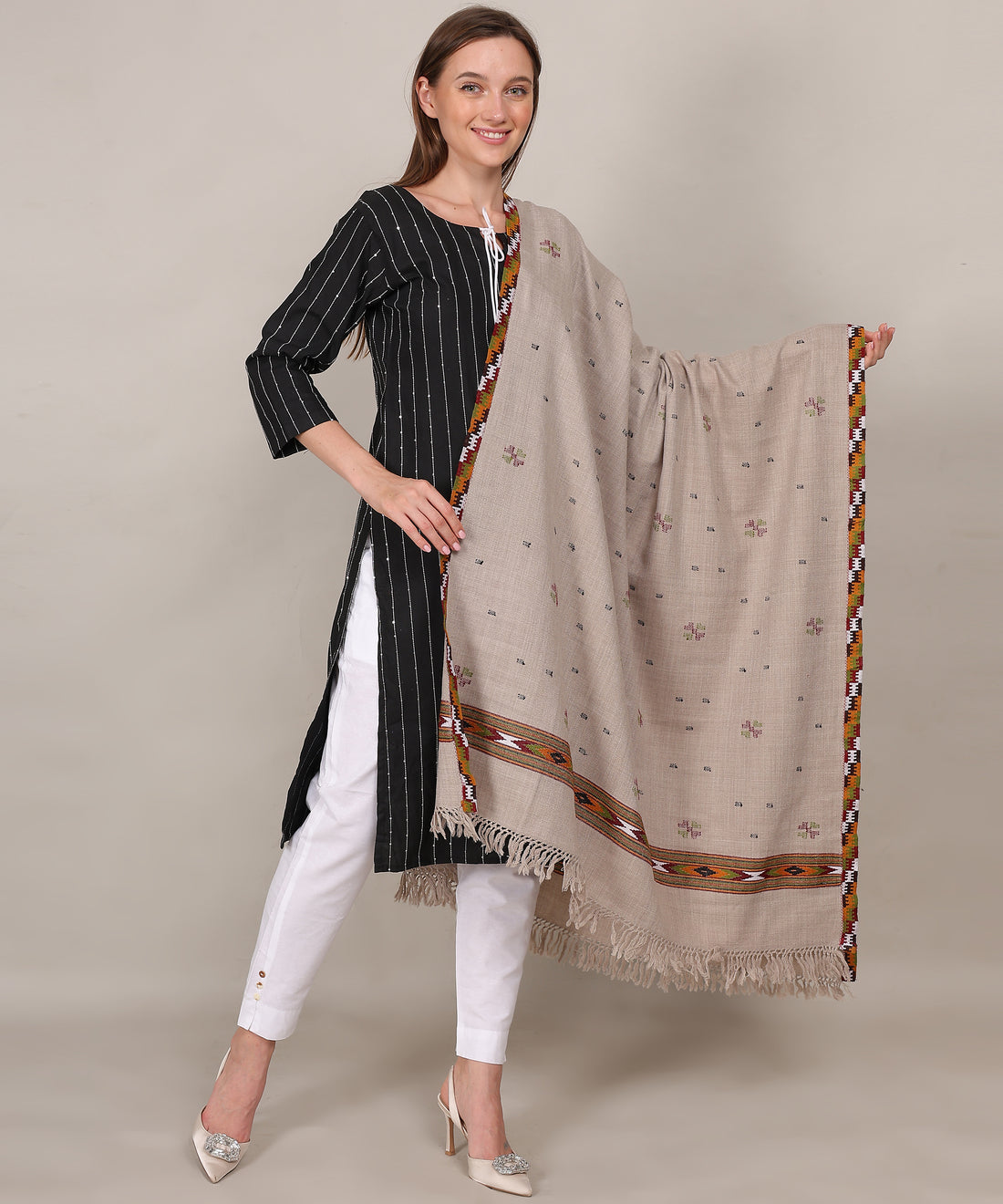 Traditional Handloom Kingri Jala Kullu Light Grey Shawl – Pure Woollen with Classic Border