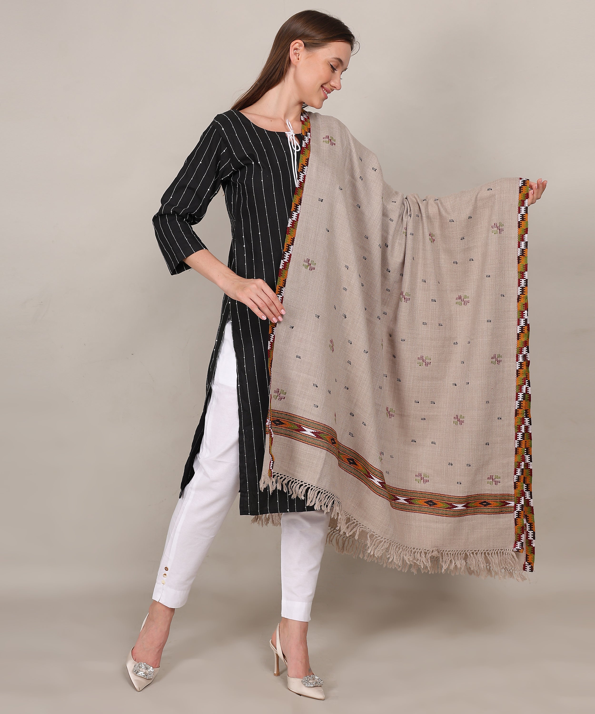 Traditional Handloom Kingri Jala Kullu Light Grey Shawl – Pure Woollen with Classic Border