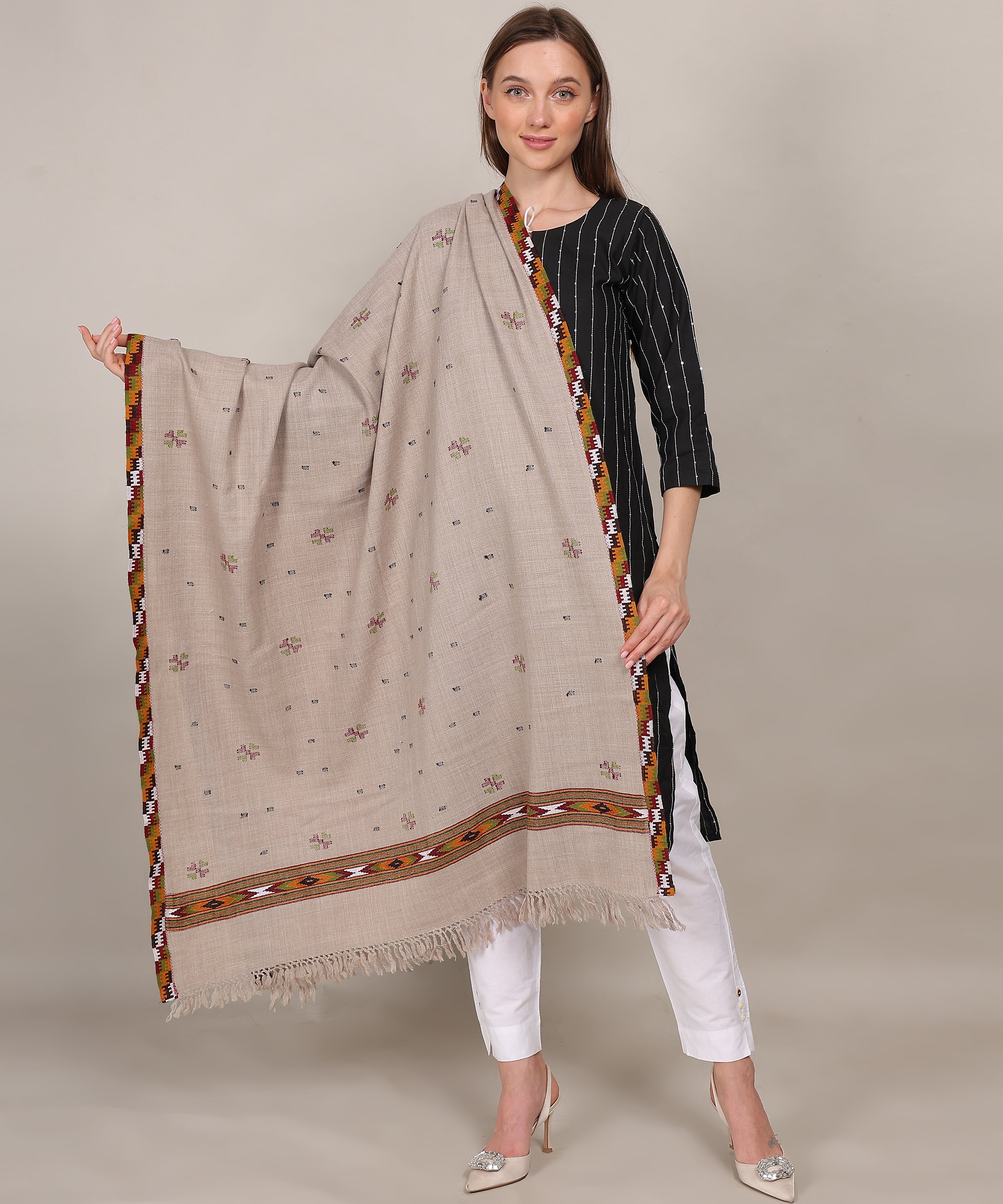 Traditional Handloom Kingri Jala Kullu Light Grey Shawl – Pure Woollen with Classic Border