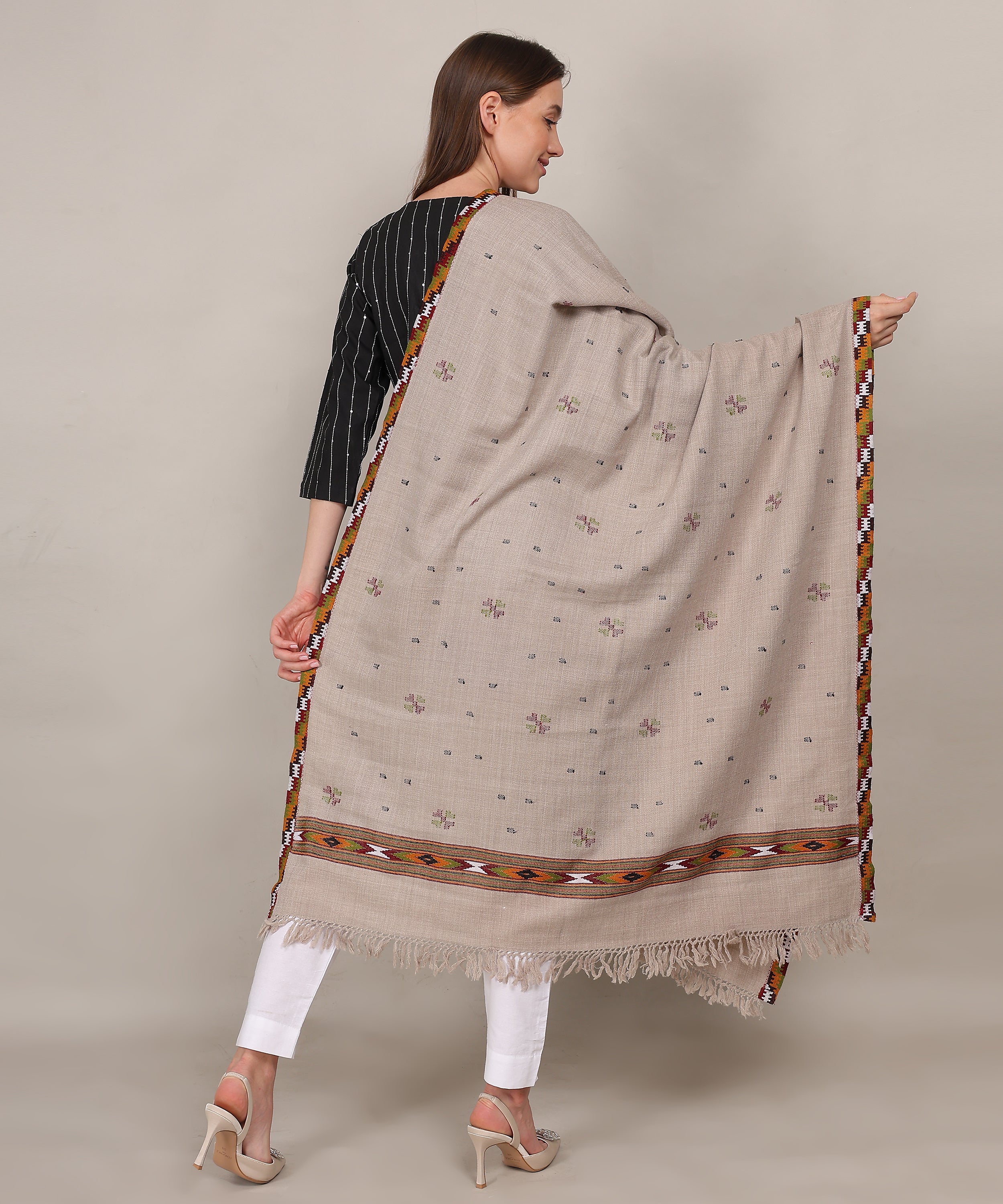 Traditional Handloom Kingri Jala Kullu Light Grey Shawl – Pure Woollen with Classic Border